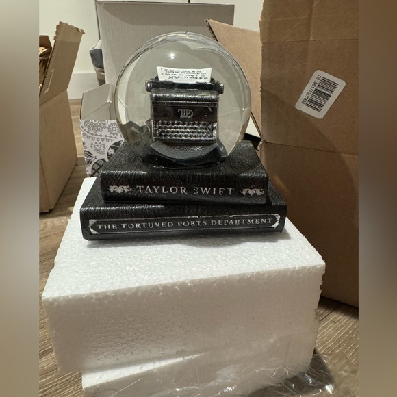 TAYLOR SWIFT THE TORTURED POETS DEPARTMENT SNOWGLOBE - Picture 3 of 16